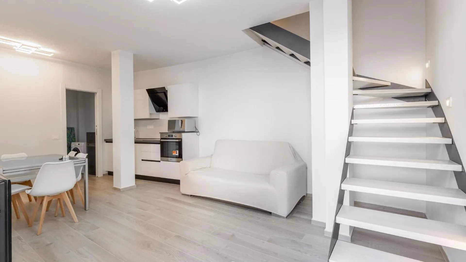 White Magnolia Apt Oristano