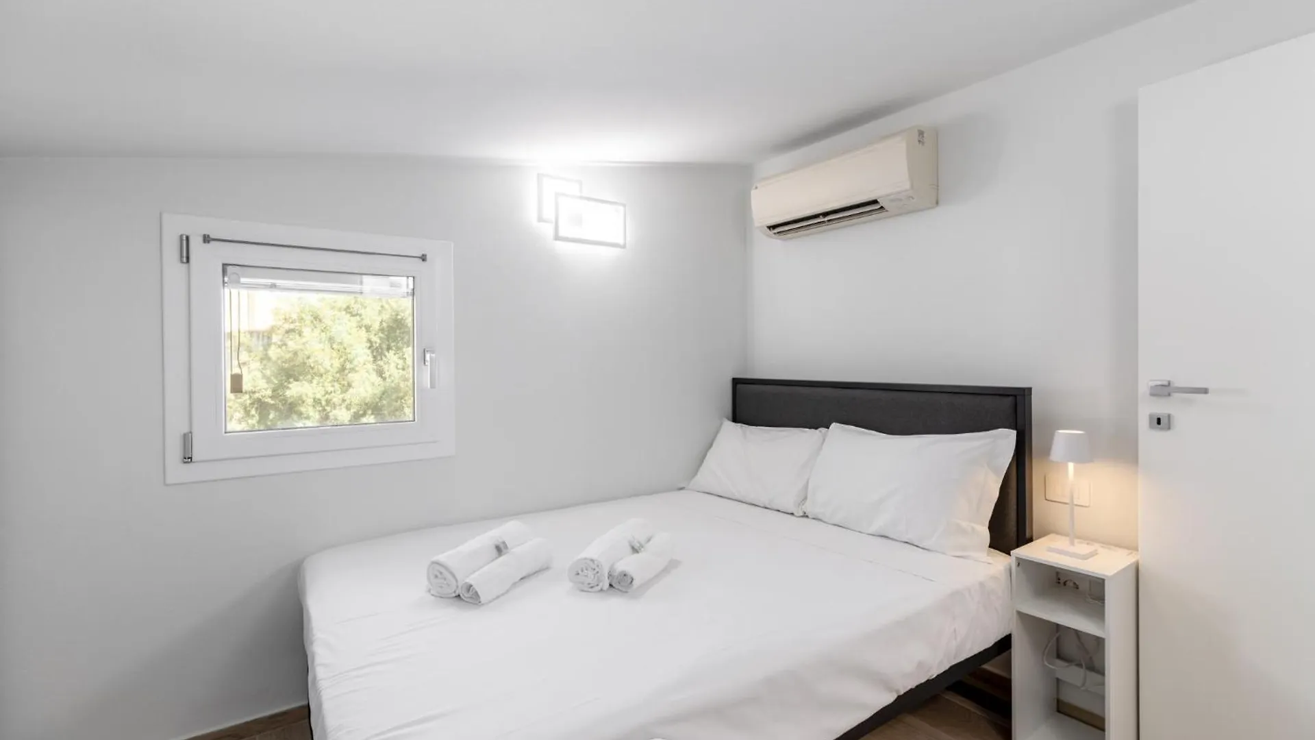 White Magnolia Apt Oristano