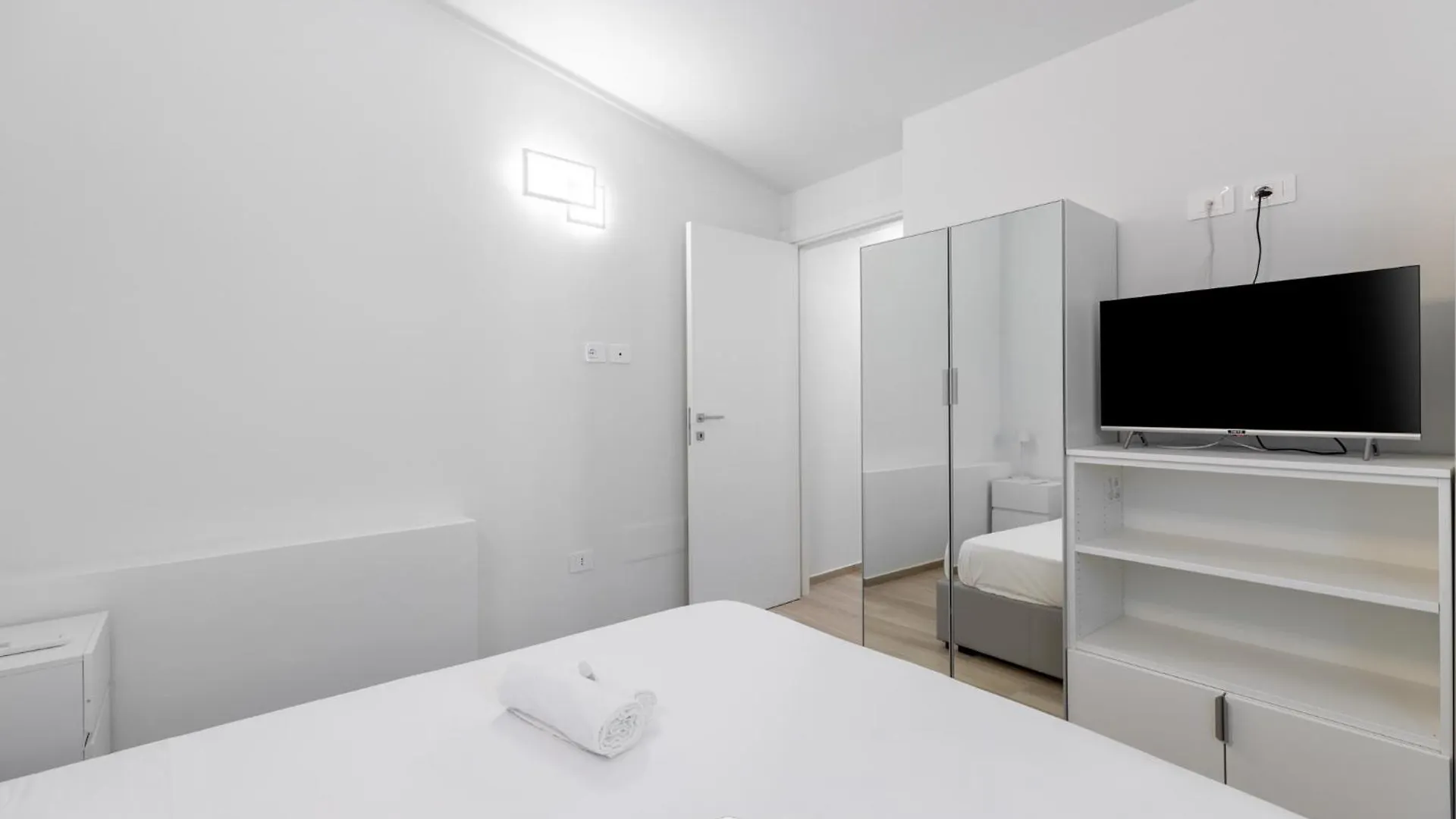 White Magnolia Apt Oristano
