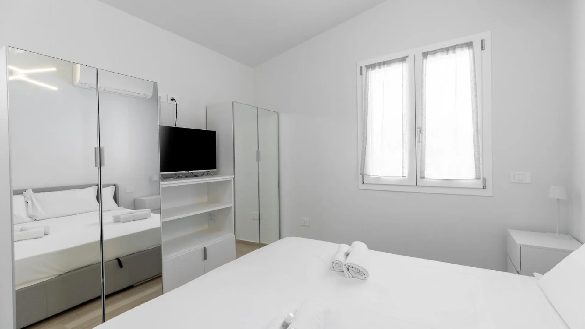 White Magnolia Apt Oristano Italy