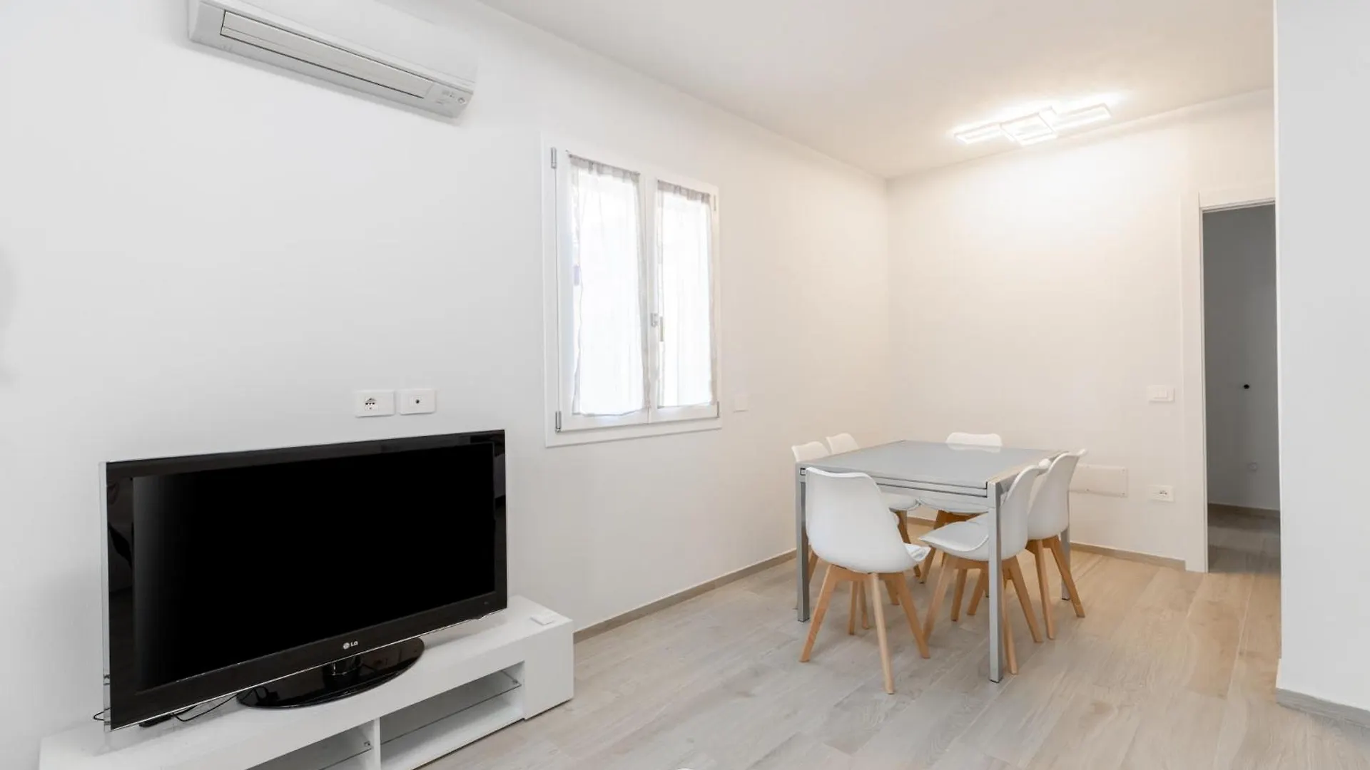 White Magnolia Apt Oristano 0*,